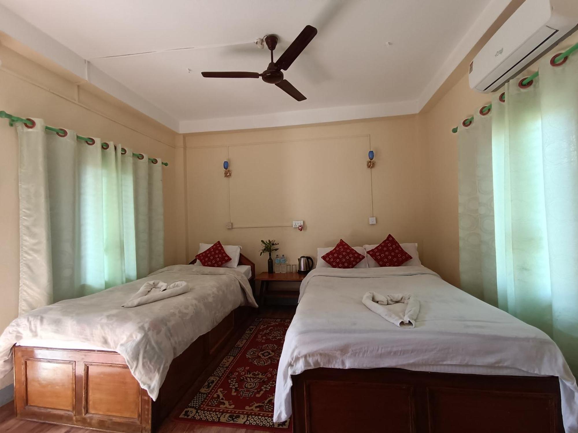 Hotel Crocodile Safari Camp Chitwan Habitación foto