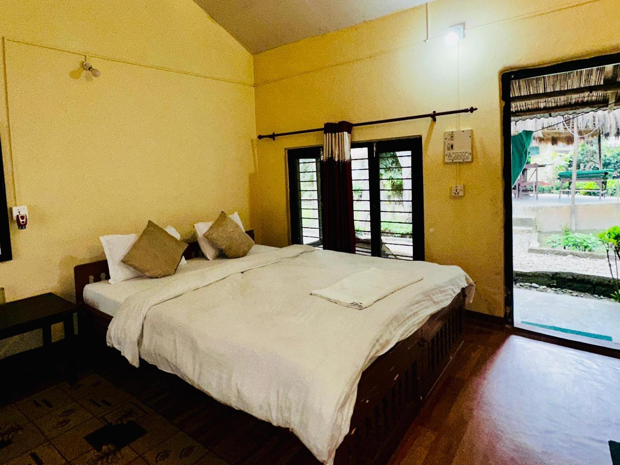 Hotel Crocodile Safari Camp Chitwan Habitación foto